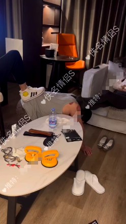 佚名情侣S_鞭打男奴屁股舔脚坐脸下烟头烫乳视频下载插图2 佚名情侣S_鞭打男奴屁股舔脚坐脸下烟头烫乳视频下载插图2