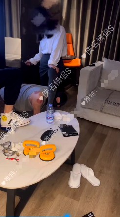佚名情侣S_鞭打男奴屁股舔脚坐脸下烟头烫乳视频下载插图1 佚名情侣S_鞭打男奴屁股舔脚坐脸下烟头烫乳视频下载插图1