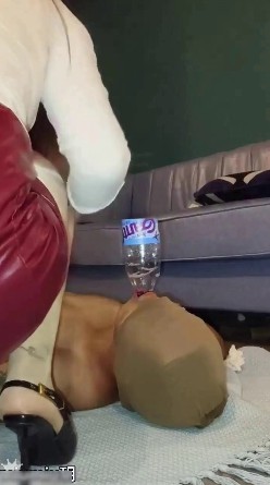 红衣miumiu玥S_玩着乳头享用人型马桶黄金圣水调教视频下载插图1