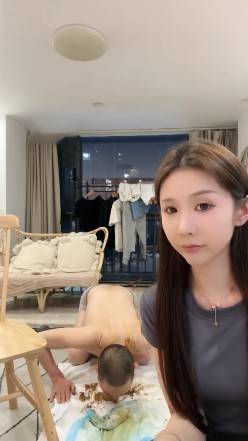 月月女王_黄金调教贱畜吃光后继续赏圣水厕纸视频下载插图2