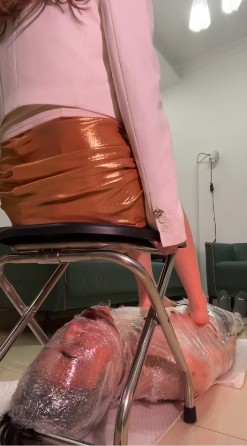 甜甜女王_木乃伊捆绑男奴踩着马桶身体赏赐黄金视频下载插图3