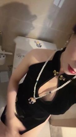 小麦女王_黑旗袍现拉黄金第一视角羞辱调教视频下载插图3