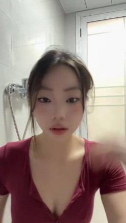 红衣凹凸曼女王_高跟鞋蹲厕第一视角黄金羞辱视频下载-字母网社区