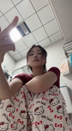 红衣凹凸曼女王_高跟鞋蹲厕第一视角黄金羞辱视频下载插图2