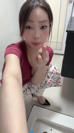 红衣凹凸曼女王_高跟鞋蹲厕第一视角黄金羞辱视频下载插图1