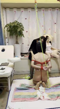 素人女主_捆绑调教贱货鞭打虐乳强制榨精玩射视频下载插图2