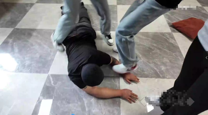 与精神小妹那些事_3女S暴揍社会大哥后赏黄金视频下载插图1