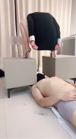 素人女王_18分钟蹲双椅子上黄金赏赐喂狗视频下载插图3