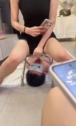 泡芙女王_三S圣水地狱轮流撒尿装盘里继续灌狗视频下载插图1