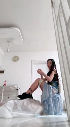 黑衣蓝纱裙女王_手捡黄金往狗嘴送后撸JB榨汁视频下载插图2