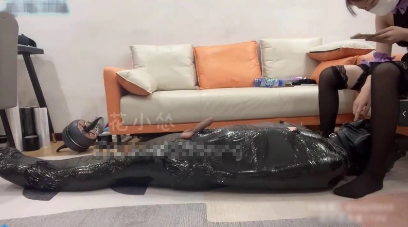 花小怂女王_黑胶木乃伊式捆绑手撸鸡巴榨汁玩射视频下载插图3