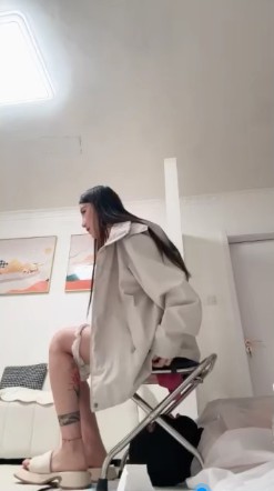 素人女王_粉裙厕椅赏黄金口水羞辱后撸JB榨汁视频下载插图1