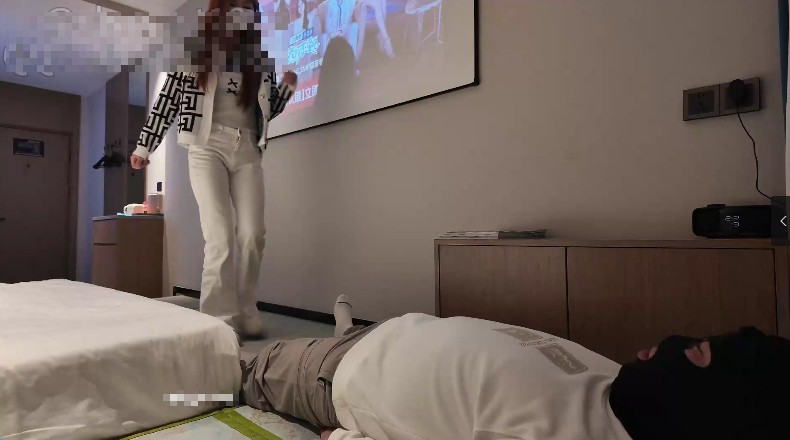 与精神小妹那些事_女S立定跳档坐脸窒息足交视频下载插图3