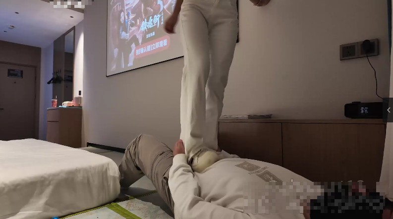 与精神小妹那些事_女S立定跳档坐脸窒息足交视频下载插图2