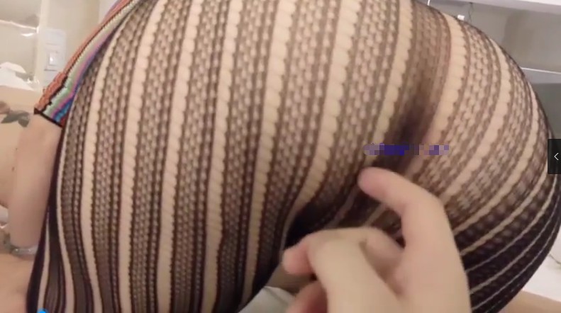 主人们的发春母狗_含鸡巴侍奉被塞两条丝袜进B里视频下载插图2