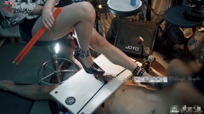 架子鼓女S_捆绑鸡巴打击虐阳鞋跟踩蛋虐马眼出血视频下载插图1