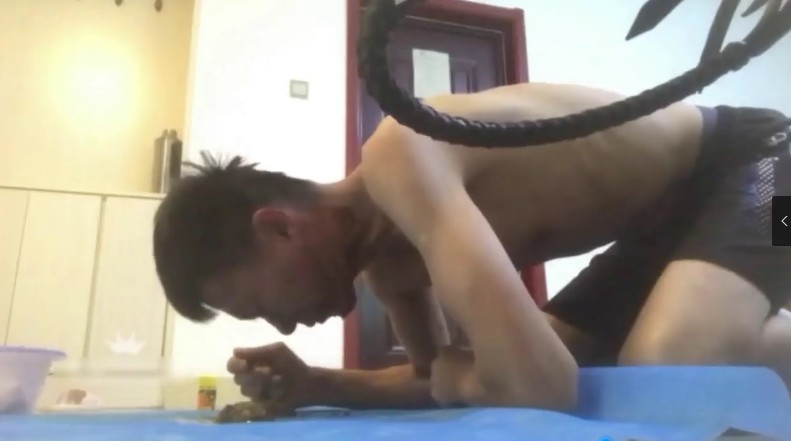 黄金女王_训练纹身狗鞭打强制贱狗用勺子吞吃黄金视频下载-字母网社区