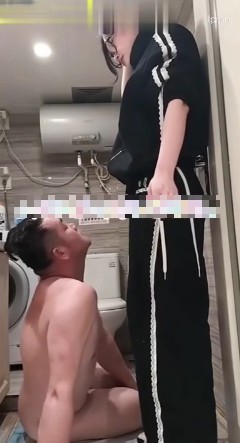 Models_女主踩着坐便器赏赐圣水喂姨妈巾视频下载-字母网社区