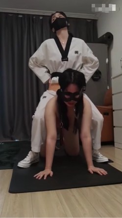 暴力美学女S_跆拳服调教母狗系上假阳具骚货自嗨视频下载插图1