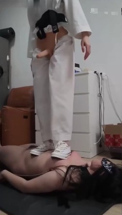 暴力美学女S_跆拳服调教母狗系上假阳具骚货自嗨视频下载-字母网社区