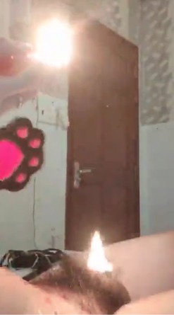 Nhu女王_蜡烛滴鸡巴火烧黑森林虐马眼电击治疗视频下载插图3