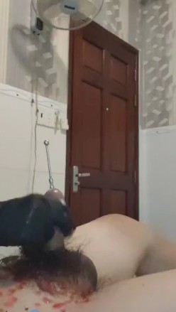 Nhu女王_蜡烛滴鸡巴火烧黑森林虐马眼电击治疗视频下载插图1