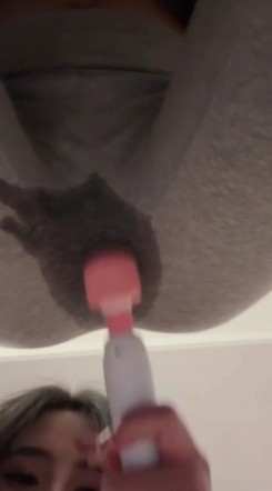 反差楠熙女王可爱母畜_裸足插嘴舔地板圣水sp视频下载插图1