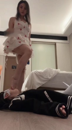 反差楠熙女王可爱母畜_裸足插嘴舔地板圣水sp视频下载-字母网社区