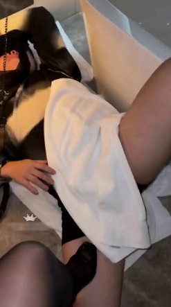 女王踩踏_骑马训狗菊花对嘴赏黄金可惜没有完吞视频下载插图3