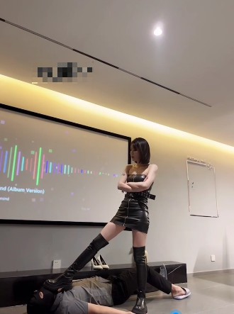 黑衣TL简一女王_15分钟皮靴踢裆耳光踩踏羞辱视频下载-字母网社区