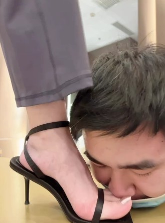 TL简一女王_高跟凉鞋踩踏坐M身上踢踹鸡儿玩耍视频下载插图2