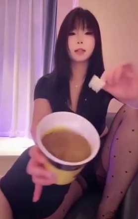 素人女王_赏赐贱狗黄金泡面亲自搅拌喂M吃视频下载插图1