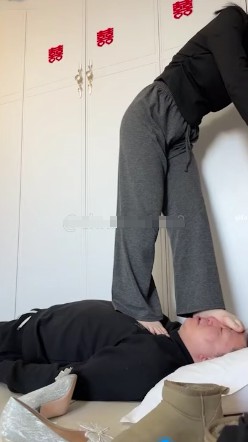 与精神小妹那些事_月月S中秋踩狗如厕赏黄金视频下载插图1