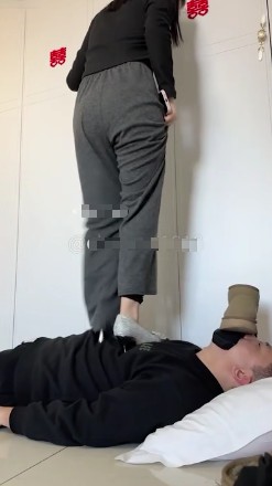 与精神小妹那些事_月月S中秋踩狗如厕赏黄金视频下载插图3