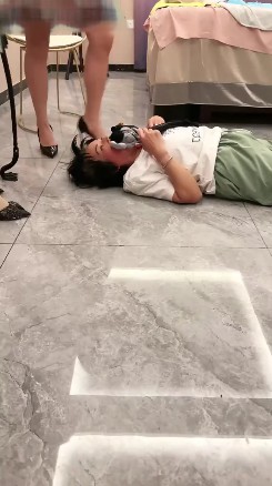 双S鞭打女M_骑马羞辱让吞尿后扣喉吃回自己呕吐物视频下载-字母网社区