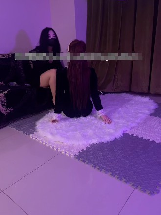 Models_黑装素人女主高跟鞋踩踏羞辱骚母狗视频下载插图3