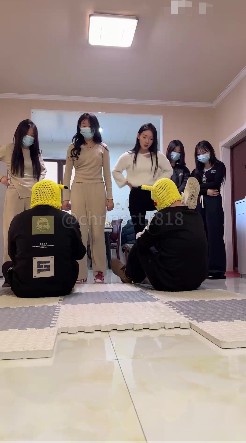 与精神小妹那些事_五个女生暴力调教双奴视频下载插图3