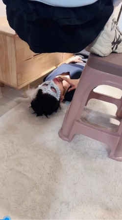 艾米女王_纯白欲风蹲赏母狗吃黄金M疯狂浪叫视频下载插图2