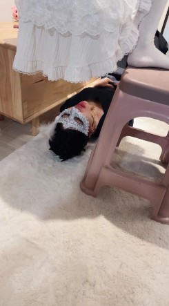 艾米女王_纯白欲风蹲赏母狗吃黄金M疯狂浪叫视频下载插图3