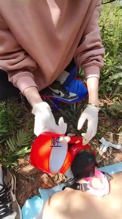 暴力美学S_户外调教贱M舔鞋底清洁赏黄金封嘴强吞视频下载插图2