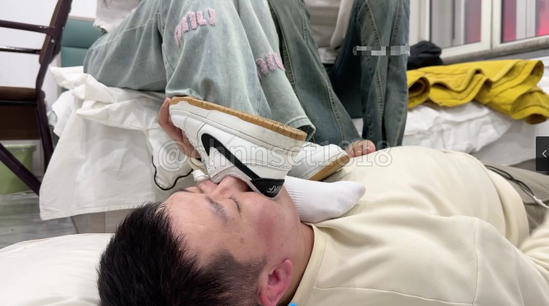 与精神小妹那些事_表姐的初体验1_棉袜脚踩脸视频下载插图1