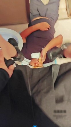 桃老师_享用厕奴赏黄金圣水后鞋踩食物喂狗粮视频下载插图2