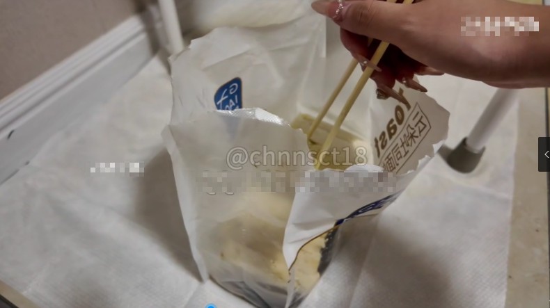 与精神小妹那些事_女S第一视角制作黄金面包视频下载插图1