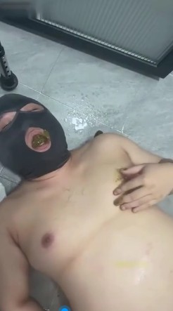 红衣女王_厕椅黄金赏狗大便涂抹身体羞辱下射精视频下载-字母网社区