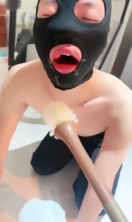 白衣辣姐女王再战大马桶_羞辱下吃黄金圣水视频下载插图1