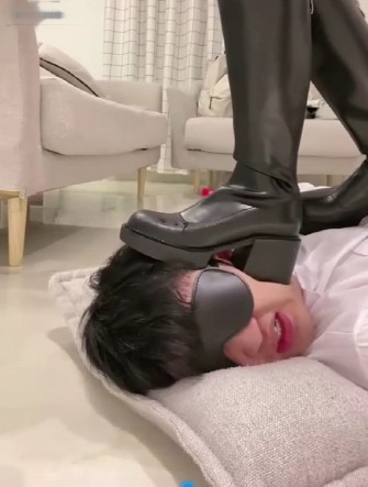 黑衣素人女王_黑丝长靴踩脸羞辱暴力耳光调教视频下载-字母网社区