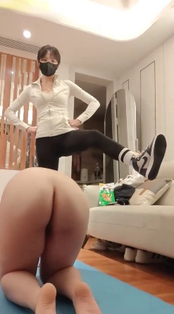 白衣暴力美学S_调教女慕舔原味白袜后入骚B输出视频下载插图2