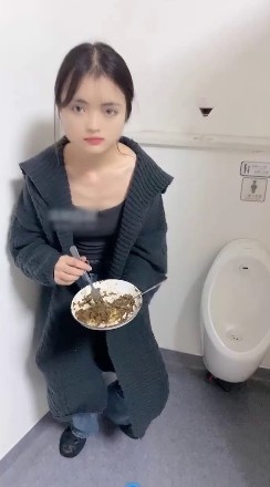 素人女王_日常调教女奴户外吃黄金搭配红酒视频下载插图1