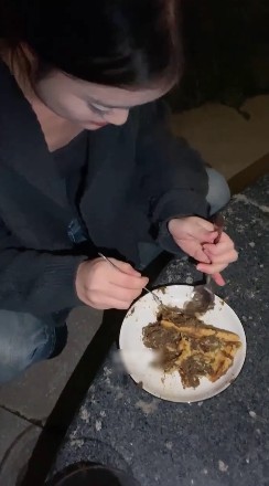 素人女王_日常调教女奴户外吃黄金搭配红酒视频下载插图2