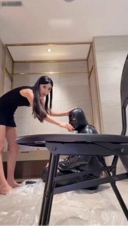 懿神女王_黄金调教超级大马桶吃屎到吐哭着求饶视频下载插图2